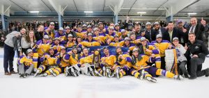 The men's 2019 hockey national championship group photo.