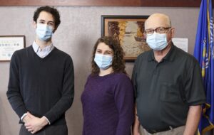Alumni help define health policy working in research lab
