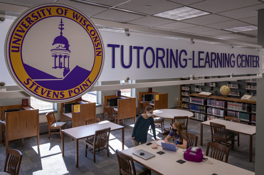 Students working in the Tutoring-Learning Center on the Wausau campus.